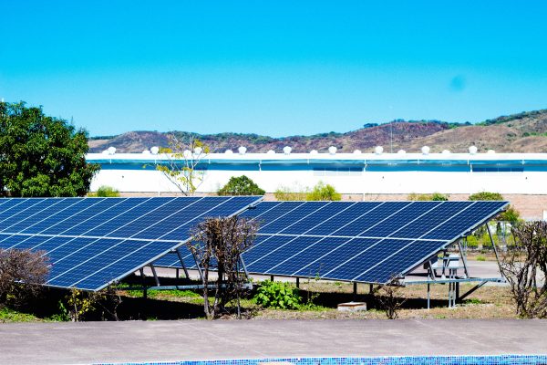Strategi Hotel Menghemat Listrik dengan Energi Surya Off-Grid