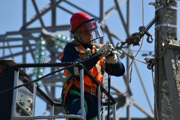 Cara Hemat Listrik Tanpa PLN Menggunakan Energi Surya Mandiri
