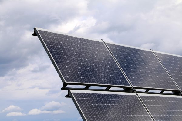 Cara Hemat Listrik Tanpa PLN Pakai Energi Surya Mandiri