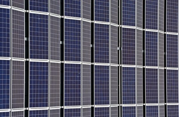 Pelajari cara hemat listrik tanpa PLN menggunakan Energi Surya untuk irigasi sawah dengan panel surya dan pompa air tenaga surya yang efisien.