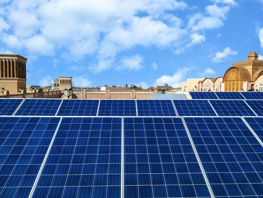 Cara Efisien Hotel Hemat Listrik dengan Energi Surya Mandiri