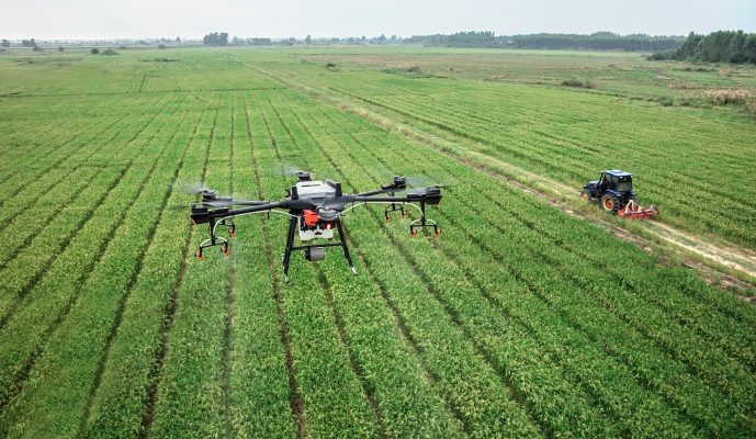 Energi Surya untuk Pertanian Anggur Menggunakan Drone Pintar