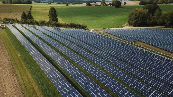 Integrasi Panel Surya dengan Mesin Produksi Industri Modern