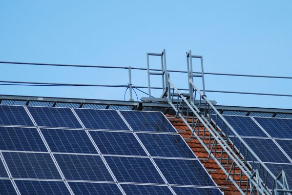Energi Surya Jadi Solusi Hemat Listrik Hotel Tanpa PLN