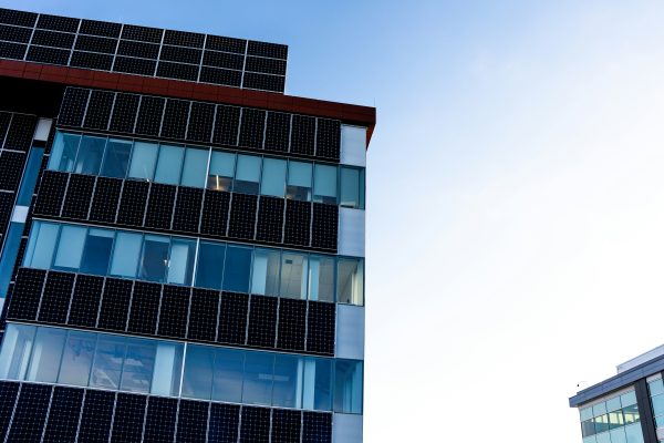 Cara Hotel Menekan Biaya Listrik dengan Energi Surya Mandiri