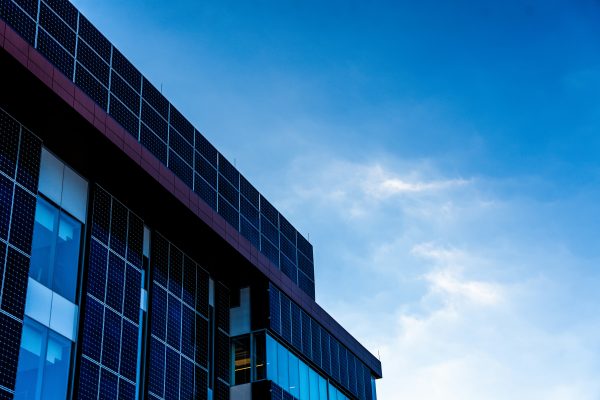 Hotel Mandiri Energi dengan PLTS untuk Hemat Listrik Maksimal