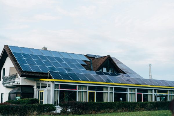 Cara Hemat Listrik Tanpa PLN Menggunakan Energi Surya Kantor