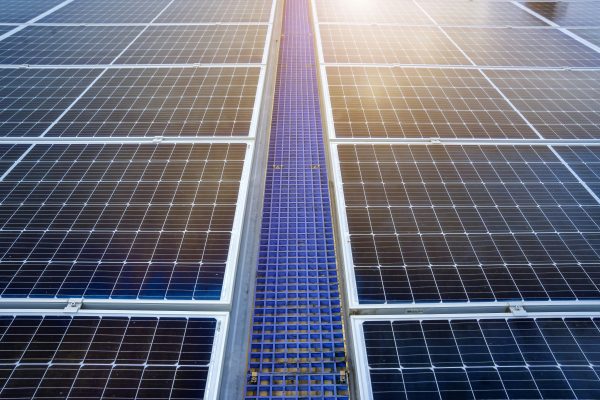Cara Hemat Listrik Tanpa PLN Berkat Energi Surya Peternakan