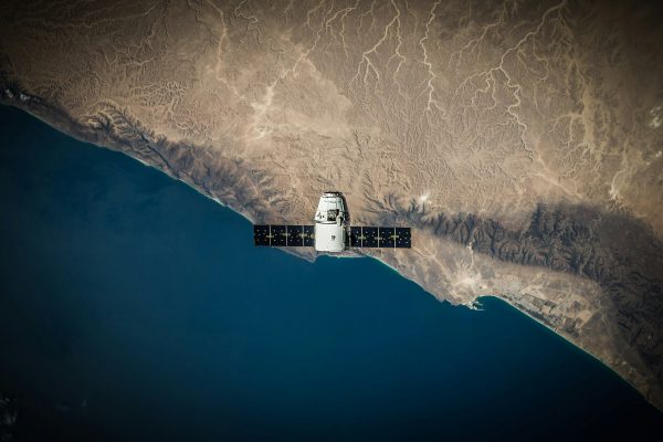 Cara Hemat Listrik Tanpa PLN Menggunakan Energi Surya Satelit