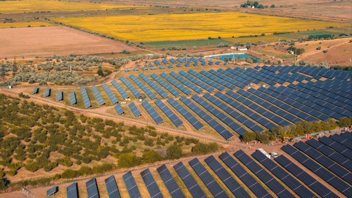 Penerangan Jalan Desa Hemat Listrik dengan Energi Surya