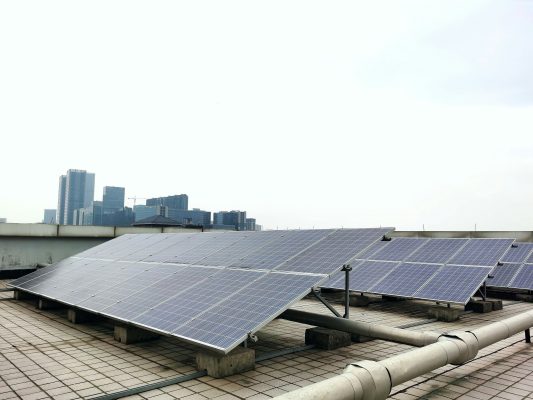Solusi Energi Surya untuk Hotel Hemat Listrik Tanpa PLN