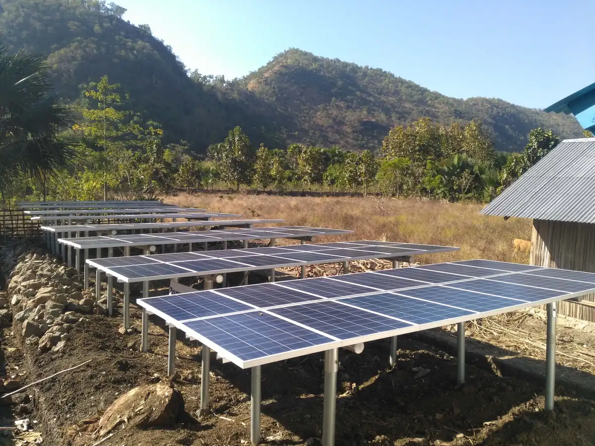 Rangka dan panel surya pompa air sedang dipasang di lahan kering berbukit